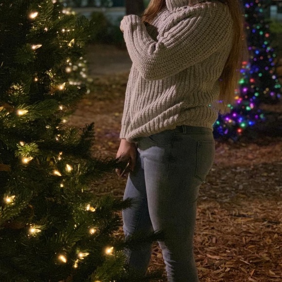 Grey turtle neck sweater with pearls - Picture 1 of 6
